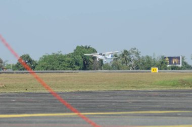 Hava kuvvetleri gösterisi akrobatik manevra ve havacılık sergisi düzenliyor. Hava gösterisi sırasında mavi bulutlu gökyüzünün askeri uçakları. 