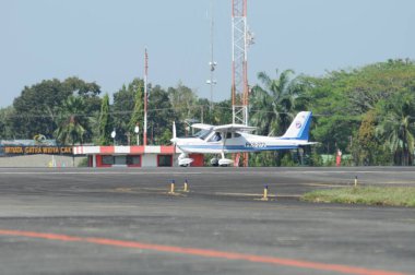 Hava kuvvetleri gösterisi akrobatik manevra ve havacılık sergisi düzenliyor. Hava gösterisi sırasında mavi bulutlu gökyüzünün askeri uçakları. 