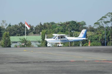 Hava kuvvetleri gösterisi akrobatik manevra ve havacılık sergisi düzenliyor. Hava gösterisi sırasında mavi bulutlu gökyüzünün askeri uçakları. 