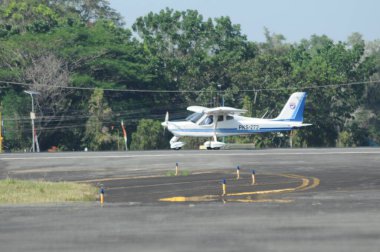 Hava kuvvetleri gösterisi akrobatik manevra ve havacılık sergisi düzenliyor. Hava gösterisi sırasında mavi bulutlu gökyüzünün askeri uçakları. 
