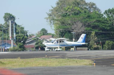 Hava kuvvetleri gösterisi akrobatik manevra ve havacılık sergisi düzenliyor. Hava gösterisi sırasında mavi bulutlu gökyüzünün askeri uçakları. 