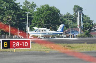 Hava kuvvetleri gösterisi akrobatik manevra ve havacılık sergisi düzenliyor. Hava gösterisi sırasında mavi bulutlu gökyüzünün askeri uçakları. 