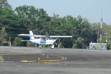 Hava kuvvetleri gösterisi akrobatik manevra ve havacılık sergisi düzenliyor. Hava gösterisi sırasında mavi bulutlu gökyüzünün askeri uçakları. 