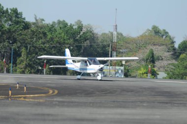 Hava kuvvetleri gösterisi akrobatik manevra ve havacılık sergisi düzenliyor. Hava gösterisi sırasında mavi bulutlu gökyüzünün askeri uçakları. 