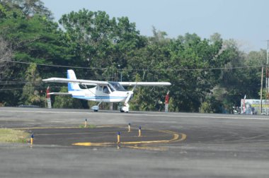 Hava kuvvetleri gösterisi akrobatik manevra ve havacılık sergisi düzenliyor. Hava gösterisi sırasında mavi bulutlu gökyüzünün askeri uçakları. 