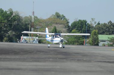 Hava kuvvetleri gösterisi akrobatik manevra ve havacılık sergisi düzenliyor. Hava gösterisi sırasında mavi bulutlu gökyüzünün askeri uçakları. 