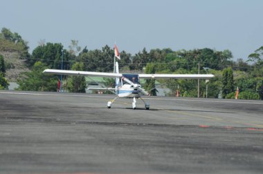 Hava kuvvetleri gösterisi akrobatik manevra ve havacılık sergisi düzenliyor. Hava gösterisi sırasında mavi bulutlu gökyüzünün askeri uçakları. 