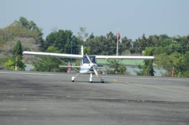 Hava kuvvetleri gösterisi akrobatik manevra ve havacılık sergisi düzenliyor. Hava gösterisi sırasında mavi bulutlu gökyüzünün askeri uçakları. 