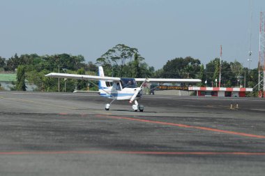 Hava kuvvetleri gösterisi akrobatik manevra ve havacılık sergisi düzenliyor. Hava gösterisi sırasında mavi bulutlu gökyüzünün askeri uçakları. 