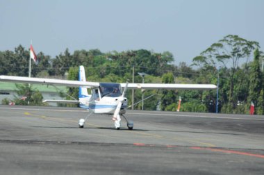 Hava kuvvetleri gösterisi akrobatik manevra ve havacılık sergisi düzenliyor. Hava gösterisi sırasında mavi bulutlu gökyüzünün askeri uçakları. 