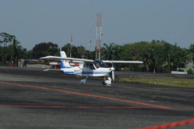 Hava kuvvetleri gösterisi akrobatik manevra ve havacılık sergisi düzenliyor. Hava gösterisi sırasında mavi bulutlu gökyüzünün askeri uçakları. 