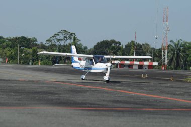 Hava kuvvetleri gösterisi akrobatik manevra ve havacılık sergisi düzenliyor. Hava gösterisi sırasında mavi bulutlu gökyüzünün askeri uçakları. 