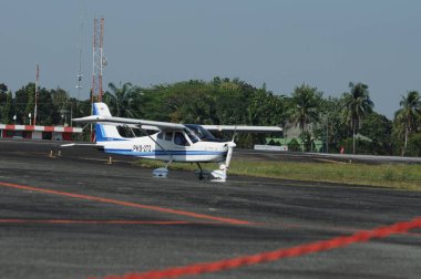 Hava kuvvetleri gösterisi akrobatik manevra ve havacılık sergisi düzenliyor. Hava gösterisi sırasında mavi bulutlu gökyüzünün askeri uçakları. 