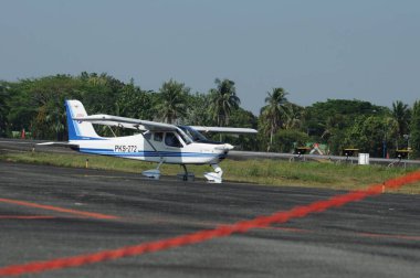 Hava kuvvetleri gösterisi akrobatik manevra ve havacılık sergisi düzenliyor. Hava gösterisi sırasında mavi bulutlu gökyüzünün askeri uçakları. 