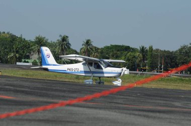 Hava kuvvetleri gösterisi akrobatik manevra ve havacılık sergisi düzenliyor. Hava gösterisi sırasında mavi bulutlu gökyüzünün askeri uçakları. 
