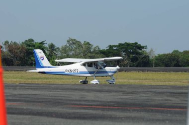 Hava kuvvetleri gösterisi akrobatik manevra ve havacılık sergisi düzenliyor. Hava gösterisi sırasında mavi bulutlu gökyüzünün askeri uçakları. 