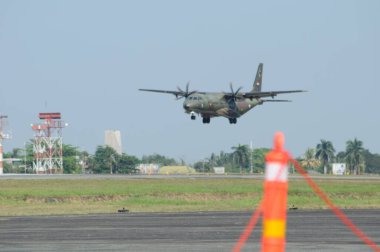 Hava kuvvetleri gösterisi akrobatik manevra ve havacılık sergisi düzenliyor. Hava gösterisi sırasında mavi bulutlu gökyüzünün askeri uçakları. 