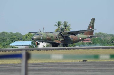 Hava kuvvetleri gösterisi akrobatik manevra ve havacılık sergisi düzenliyor. Hava gösterisi sırasında mavi bulutlu gökyüzünün askeri uçakları. 
