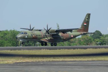 Hava kuvvetleri gösterisi akrobatik manevra ve havacılık sergisi düzenliyor. Hava gösterisi sırasında mavi bulutlu gökyüzünün askeri uçakları. 