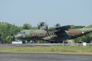 Hava kuvvetleri gösterisi akrobatik manevra ve havacılık sergisi düzenliyor. Hava gösterisi sırasında mavi bulutlu gökyüzünün askeri uçakları. 
