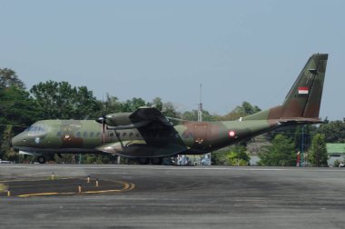 Hava kuvvetleri gösterisi akrobatik manevra ve havacılık sergisi düzenliyor. Hava gösterisi sırasında mavi bulutlu gökyüzünün askeri uçakları. 