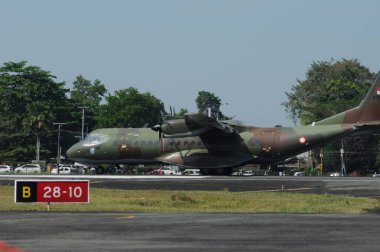 Hava kuvvetleri gösterisi akrobatik manevra ve havacılık sergisi düzenliyor. Hava gösterisi sırasında mavi bulutlu gökyüzünün askeri uçakları. 