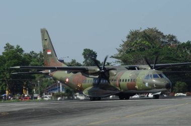 Hava kuvvetleri gösterisi akrobatik manevra ve havacılık sergisi düzenliyor. Hava gösterisi sırasında mavi bulutlu gökyüzünün askeri uçakları. 