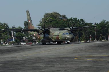 Hava kuvvetleri gösterisi akrobatik manevra ve havacılık sergisi düzenliyor. Hava gösterisi sırasında mavi bulutlu gökyüzünün askeri uçakları. 