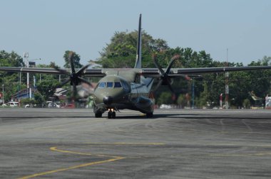 Hava kuvvetleri gösterisi akrobatik manevra ve havacılık sergisi düzenliyor. Hava gösterisi sırasında mavi bulutlu gökyüzünün askeri uçakları. 