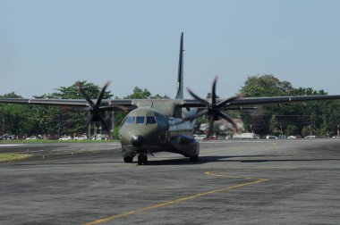 Hava kuvvetleri gösterisi akrobatik manevra ve havacılık sergisi düzenliyor. Hava gösterisi sırasında mavi bulutlu gökyüzünün askeri uçakları. 