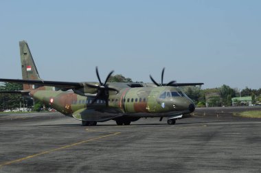 Hava kuvvetleri gösterisi akrobatik manevra ve havacılık sergisi düzenliyor. Hava gösterisi sırasında mavi bulutlu gökyüzünün askeri uçakları. 