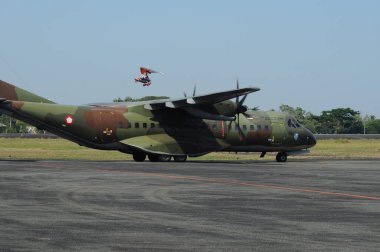 Hava kuvvetleri gösterisi akrobatik manevra ve havacılık sergisi düzenliyor. Hava gösterisi sırasında mavi bulutlu gökyüzünün askeri uçakları. 