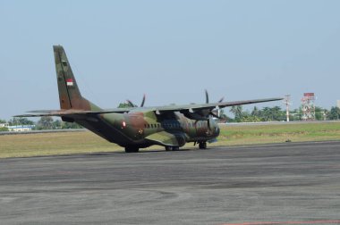 Hava kuvvetleri gösterisi akrobatik manevra ve havacılık sergisi düzenliyor. Hava gösterisi sırasında mavi bulutlu gökyüzünün askeri uçakları. 