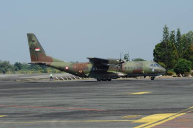 Hava kuvvetleri gösterisi akrobatik manevra ve havacılık sergisi düzenliyor. Hava gösterisi sırasında mavi bulutlu gökyüzünün askeri uçakları. 