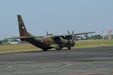 Hava kuvvetleri gösterisi akrobatik manevra ve havacılık sergisi düzenliyor. Hava gösterisi sırasında mavi bulutlu gökyüzünün askeri uçakları. 