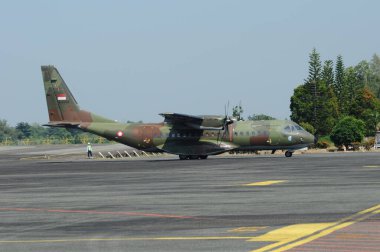 Hava kuvvetleri gösterisi akrobatik manevra ve havacılık sergisi düzenliyor. Hava gösterisi sırasında mavi bulutlu gökyüzünün askeri uçakları. 