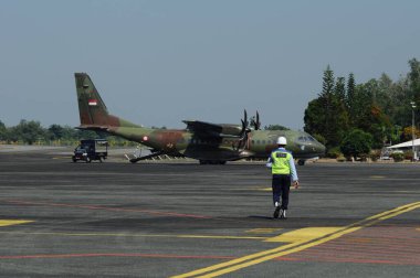 Hava kuvvetleri gösterisi akrobatik manevra ve havacılık sergisi düzenliyor. Hava gösterisi sırasında mavi bulutlu gökyüzünün askeri uçakları. 