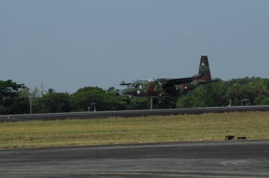Hava kuvvetleri gösterisi akrobatik manevra ve havacılık sergisi düzenliyor. Hava gösterisi sırasında mavi bulutlu gökyüzünün askeri uçakları. 