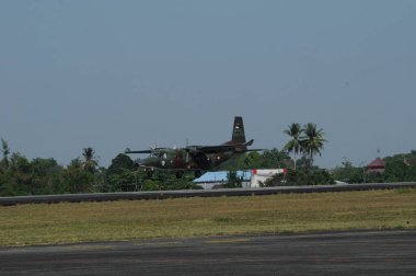 Hava kuvvetleri gösterisi akrobatik manevra ve havacılık sergisi düzenliyor. Hava gösterisi sırasında mavi bulutlu gökyüzünün askeri uçakları. 