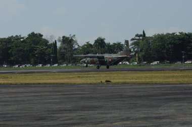 Hava kuvvetleri gösterisi akrobatik manevra ve havacılık sergisi düzenliyor. Hava gösterisi sırasında mavi bulutlu gökyüzünün askeri uçakları. 