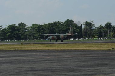 Hava kuvvetleri gösterisi akrobatik manevra ve havacılık sergisi düzenliyor. Hava gösterisi sırasında mavi bulutlu gökyüzünün askeri uçakları. 
