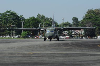 Hava kuvvetleri gösterisi akrobatik manevra ve havacılık sergisi düzenliyor. Hava gösterisi sırasında mavi bulutlu gökyüzünün askeri uçakları. 