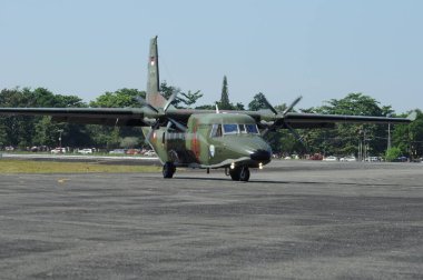 Hava kuvvetleri gösterisi akrobatik manevra ve havacılık sergisi düzenliyor. Hava gösterisi sırasında mavi bulutlu gökyüzünün askeri uçakları. 