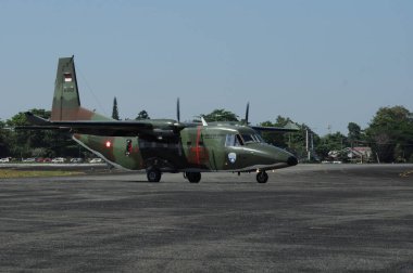 Hava kuvvetleri gösterisi akrobatik manevra ve havacılık sergisi düzenliyor. Hava gösterisi sırasında mavi bulutlu gökyüzünün askeri uçakları. 