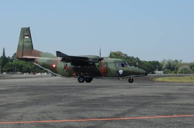 Hava kuvvetleri gösterisi akrobatik manevra ve havacılık sergisi düzenliyor. Hava gösterisi sırasında mavi bulutlu gökyüzünün askeri uçakları. 