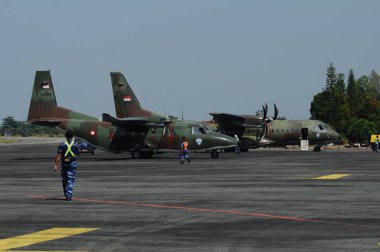 Hava kuvvetleri gösterisi akrobatik manevra ve havacılık sergisi düzenliyor. Hava gösterisi sırasında mavi bulutlu gökyüzünün askeri uçakları. 