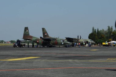 Hava kuvvetleri gösterisi akrobatik manevra ve havacılık sergisi düzenliyor. Hava gösterisi sırasında mavi bulutlu gökyüzünün askeri uçakları. 