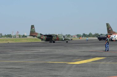 Hava kuvvetleri gösterisi akrobatik manevra ve havacılık sergisi düzenliyor. Hava gösterisi sırasında mavi bulutlu gökyüzünün askeri uçakları. 