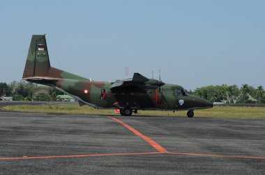 Hava kuvvetleri gösterisi akrobatik manevra ve havacılık sergisi düzenliyor. Hava gösterisi sırasında mavi bulutlu gökyüzünün askeri uçakları. 