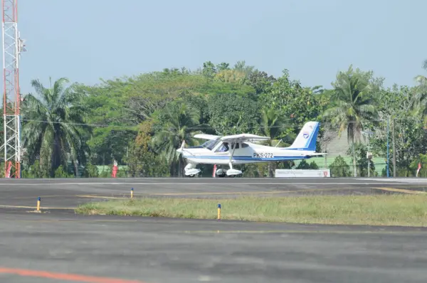 Hava kuvvetleri gösterisi akrobatik manevra ve havacılık sergisi düzenliyor. Hava gösterisi sırasında mavi bulutlu gökyüzünün askeri uçakları. 
